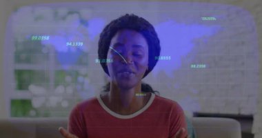 Dünya haritası ve veriler, kadınların ofiste konuştuklarını gösteriyor. İş, teknoloji, analitik, küresel, iletişim, sanal