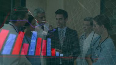 Çeşitli doktorların istatistik ve veri işleme animasyonları. Küresel tıp, bağlantılar, hesaplama ve veri işleme kavramı, dijital olarak oluşturulmuş video.