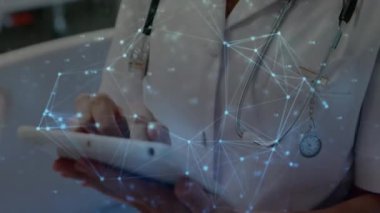 Tablet kullanan beyaz kadın doktor üzerinden bağlantı ağının animasyonu. Tıp, teknoloji ve dijital arayüz kavramı, dijital olarak oluşturulmuş video.