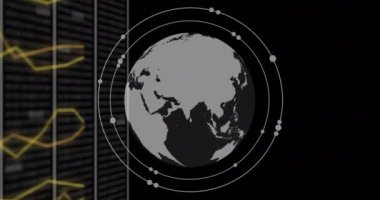 Veri işleme üzerinde küre ve bulutların animasyonu. İş, teknoloji ve dijital arayüz kavramı, dijital olarak oluşturulmuş video.