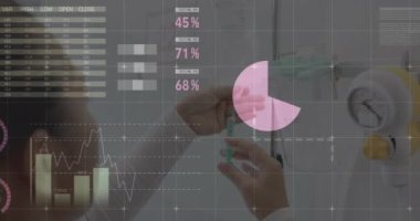 Veri canlandırma animasyonu laboratuvarda bilgisayar üzerinde çalışan bilim adamını kapsıyor. Bilim, teknoloji, araştırma, analiz, yenilik