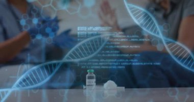 Masadaki COVID-19 aşı şişesi üzerinde DNA iplikleri ve bilimsel veri animasyonu. Biyoteknoloji, salgın, tıbbi, araştırma, laboratuvar, bilim