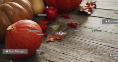 Balkabakları ve sonbahar yaprakları ve ahşap arka planda sosyal medya bildirimleri. sonbahar