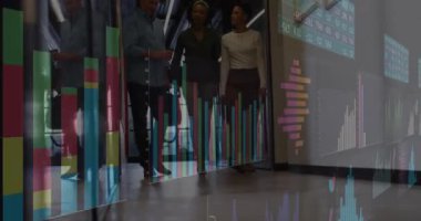 Koridorda yürürken, üzerinde finansal veri animasyonu olan iş adamları. finans, takım çalışması, analitik, kurumsal, profesyonel, ofis