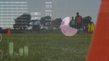 Stadyumda egzersiz yapan çeşitli futbol oyuncuları üzerinde veri işleme animasyonu. Spor, teknoloji ve dijital arayüz kavramı, dijital olarak oluşturulmuş video.