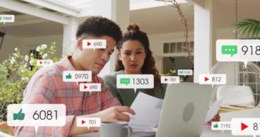 Dışarıdaki masada dizüstü bilgisayarlar üzerinde çalışan insanlar için sosyal medya nişan animasyonu. Teknoloji, takım çalışması, beyin fırtınası, işbirliği, uzaktan çalışma, ağ oluşturma