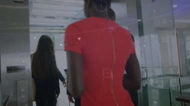 Muhtelif meslekdaşların ofiste yürümesi üzerine kurulan bağlantı ağının animasyonu. İş, teknoloji ve dijital arayüz kavramı, dijital olarak oluşturulmuş video.