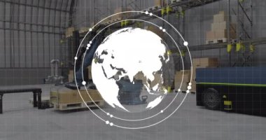 Depoda çalışan makinelerin üzerinde şema ve veri işleme animasyonları. Teknoloji, dağıtım ve dijital arayüz kavramı, dijital olarak oluşturulmuş video.