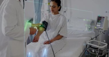 Kafkas erkek doktorun hastasını muayene ettiği kardiyografın animasyonu. Tıp, teknoloji ve dijital arayüz kavramı, dijital olarak oluşturulmuş video.