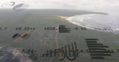 Finansal veriler ve grafikler kıyı manzarasının havadan görünüşü üzerinde. İş, finans, analitik