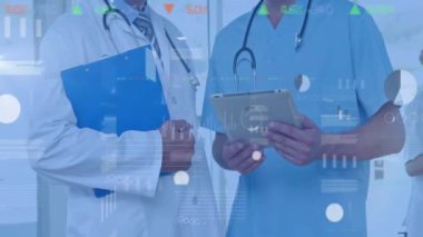Tablet kullanan beyaz erkek doktorların veri işleme animasyonları. Tıp, teknoloji ve dijital arayüz kavramı, dijital olarak oluşturulmuş video.
