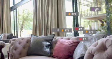 Modern oturma odası üzerinde kanepe ve yastıklı sosyal medya bilgilendirmeleri. Teknoloji, ev, minimalist, iç tasarım, dijital konsept