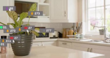 Modern mutfak içinde sosyal medya bildirimleri ortaya çıkıyor. Teknoloji, yaşam tarzı, dijital, ev kavramı