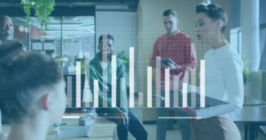 Bar haritası veri analiziyle ofis sahnesinde iş ekibi toplantısı. Beyin fırtınası, işbirliği, strateji