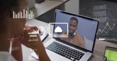 Dizüstü bilgisayardaki çeşitli iş adamlarının finansal veri işleme animasyonları. Küresel finans, işletme, bağlantılar, hesaplama ve veri işleme kavramı, dijital olarak oluşturulmuş video.