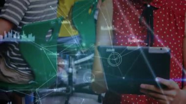 Sınıftaki öğrenciler üzerinde bağlantılar ve veri işleme animasyonu ağı. Teknoloji, eğitim, bağlantı, öğrenme, dijital, yenilik