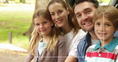 Mutlu bir aile birlikte oturuyor, arka planda beyaz çerçeve animasyonu var. Mutluluk, açık hava, birliktelik, bağlanma, doğa, yaşam tarzı