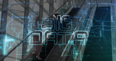 Big Data modern binalarda yürüyen merdiven kullanan insanlar üzerine metin animasyonu. Teknoloji, analitik, iş, gelecek, yenilik, ilerleme