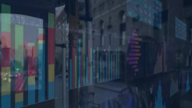 Şehir caddesinde insanların yürüdüğü bar ve çizelge çizelgeleri. Veri, analitik, teknoloji, kentsel, hareket, istatistik