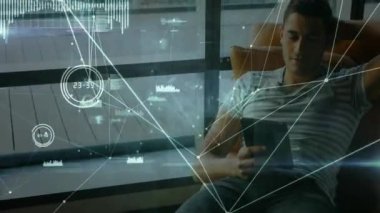 Tablet kullanan melez işadamı üzerinden veri işleme ağı ile bağlantıların animasyonu. Küresel teknoloji, iletişim, bilgisayar ve dijital arayüz kavramı, dijital olarak oluşturulmuş video.