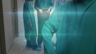 Hastane koridorunda, önlüklü tıp uzmanları verileri animasyon örtüsüyle işliyorlar. Sağlık, takım çalışması, teknoloji, cerrahi, yenilik