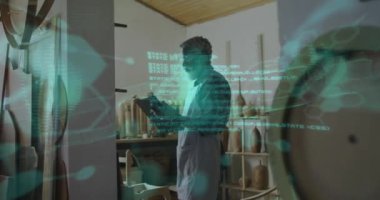 Veri animasyonunu analiz eden, çömlek atölyesinde çalışan, zanaata odaklanan bir adam. el işi, seramik, zanaatkar, yaratıcılık, el yapımı, konsantrasyon