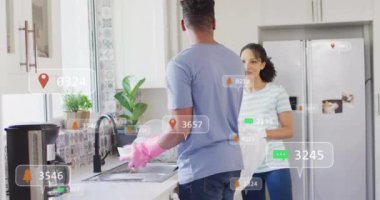 Sosyal medya tebligatları alınıyor, mutfaktaki çift. Teknoloji, cep telefonu, iletişim, aile, yaşam tarzı, ev