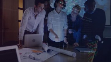 Ofiste çalışan çeşitli iş adamları üzerinde veri işleme animasyonu. İş, teknoloji ve dijital arayüz kavramı, dijital olarak oluşturulmuş video.