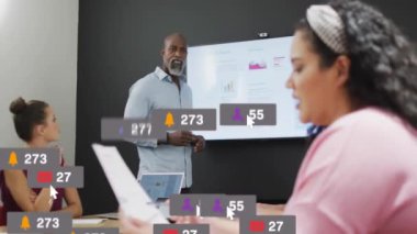 Sosyal medya etkileşimi konferans odasındaki iş görüşmesi üzerine animasyon simgeleri oluşturuyor. takım çalışması, işbirliği, dijital, ağ, katılım, iletişim