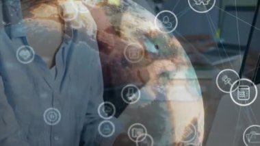 Ofiste çalışan, küresel ağ bağlantıları olan ve veri işleme animasyonu yapan insanlar. İş, takım çalışması, işbirliği, teknoloji, ağ oluşturma, küreselleşme