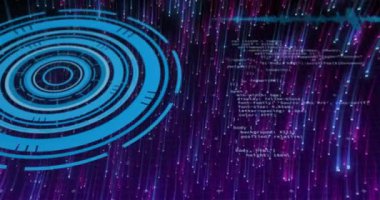 Dönen mavi şablonlar ve programlama kodları dijital şebeke arkaplanı üzerinde canlandırılıyor. Teknoloji, animasyon, gelecek, siber, veri, tasarım