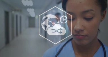 Hastane koridorundaki sağlık görevlileri üzerinde tıbbi teknoloji ikonları canlandırmak. canlandırma