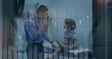 Beyaz erkek doktor ve erkek hasta üzerinde veri işleme görüntüsü. Küresel tıp, bağlantılar, hesaplama ve veri işleme kavramı dijital olarak oluşturulmuş görüntü