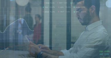 Dijital tablet kullanarak beyaz adamın sohbet ettiği birden fazla grafik ve takas tahtası resmi. Dijital bileşik, çoklu pozlama, rapor, iş dünyası, borsa ve teknoloji kavramı.