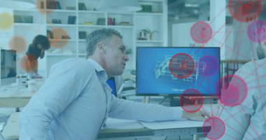 Bilgisayarda 3D planı tartışan farklı iş arkadaşlarının üzerindeki bağlı ikon kürelerinin resmi. Dijital bileşik, çoklu pozlama, iletişim, küreselleşme, takım çalışması ve teknoloji kavramı.