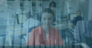 Ofiste masa üstünde çalışan beyaz bir kadın için birden fazla grafik ve değişen numaralar. Dijital bileşik, çoklu pozlama, rapor, iş, büyüme ve teknoloji kavramı.