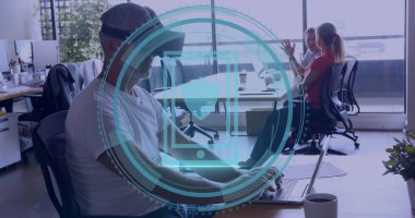 Ofisteki çeşitli iş adamlarının siber güvenlik mesajı veri işleme görüntüsü. Küresel hesaplama, dijital arayüz ve veri işleme kavramı dijital olarak oluşturuldu.