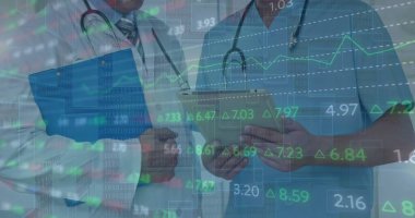 Hastanedeki çeşitli doktorların finansal veri işleme görüntüsü. Küresel tıp, işletme, bağlantılar, hesaplama ve veri işleme kavramı dijital olarak oluşturulmuş görüntü.