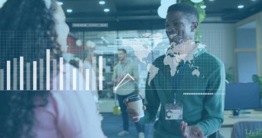 Muhtelif erkek ve kadınların ofiste tartıştığı istatistiksel veri işleme resmi. Bilgisayar arayüzü ve iş veri teknolojisi kavramı