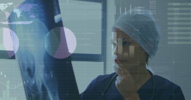 Kafkasyalı kadın doktor üzerinden veri işleme görüntüsü. Küresel tıp, bağlantılar, hesaplama ve veri işleme kavramı dijital olarak oluşturulmuş görüntü