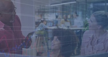 Çeşitli iş arkadaşlarının masa başında tartıştığı birden fazla grafiğin görüntüsü. Dijital bileşik, çoklu pozlama, rapor, iş, büyüme, takım çalışması ve teknoloji kavramı.