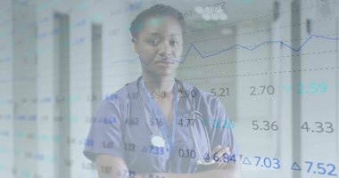 Afro-Amerikan kadın doktorun hastanedeki mali veri işleme görüntüsü. Küresel tıp, işletme, bağlantılar, hesaplama ve veri işleme kavramı dijital olarak oluşturulmuş görüntü.