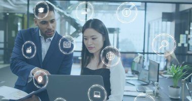 Dizüstü bilgisayarda ayakta duran ve raporları tartışan farklı iş arkadaşlarının etrafında daireler çizen bir simge. Dijital bileşik, çoklu pozlama, küreselleşme, eğitim, planlama, takım çalışması ve teknoloji.