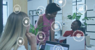 Dalgıçların üzerinde daireler çizen ikon resmi. Kadın iş arkadaşları ofiste raporları tartışıyor. Dijital bileşik, çoklu pozlama, iş, küreselleşme, planlama, takım çalışması ve teknoloji kavramı.