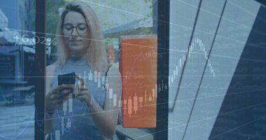 Gülümseyen beyaz bir kadının cep telefonuyla sohbet etmesinden sonra numaralarını değiştiren grafikler. Dijital bileşik, çoklu pozlama, rapor, iş, büyüme ve teknoloji kavramı.