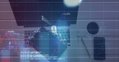 Masada dizüstü bilgisayar ve tablet üzerinde finansal veri işleme resmi var. dijital arayüz, küresel finans ve iş konsepti dijital olarak oluşturulmuş görüntü.