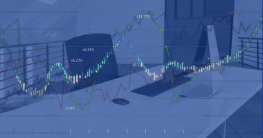 Ofisteki boş sandalye ve masaüstünde numaralarını değiştiren çoklu grafiklerin resmi. Dijital bileşik, çoklu pozlama, rapor, iş, büyüme ve teknoloji kavramı.