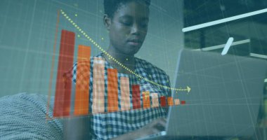 Ofiste dizüstü bilgisayar kullanan Afrikalı Amerikalı bir kadının istatistiksel veri işleme görüntüsü. Bilgisayar arayüzü ve iş veri teknolojisi kavramı