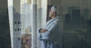 Şehir manzarasına bakan üst düzey melez kadın görüntüsü. Yaşam tarzı ve ev hayatı konsepti dijital olarak oluşturulmuş görüntü.