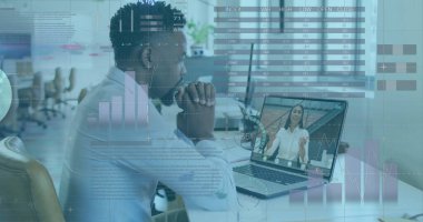 Bilgi arayüzü görüntüsü, çeşitli iş arkadaşları laptopta resim araması üzerine raporları tartışıyor. Dijital bileşik, çoklu pozlama, rapor, iş dünyası, takım çalışması, küresel ve teknoloji kavramı.